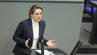 Stefanie Hubig (SPD), Bundesministerin der Justiz und für Verbraucherschutz, spricht im Bundestag.
